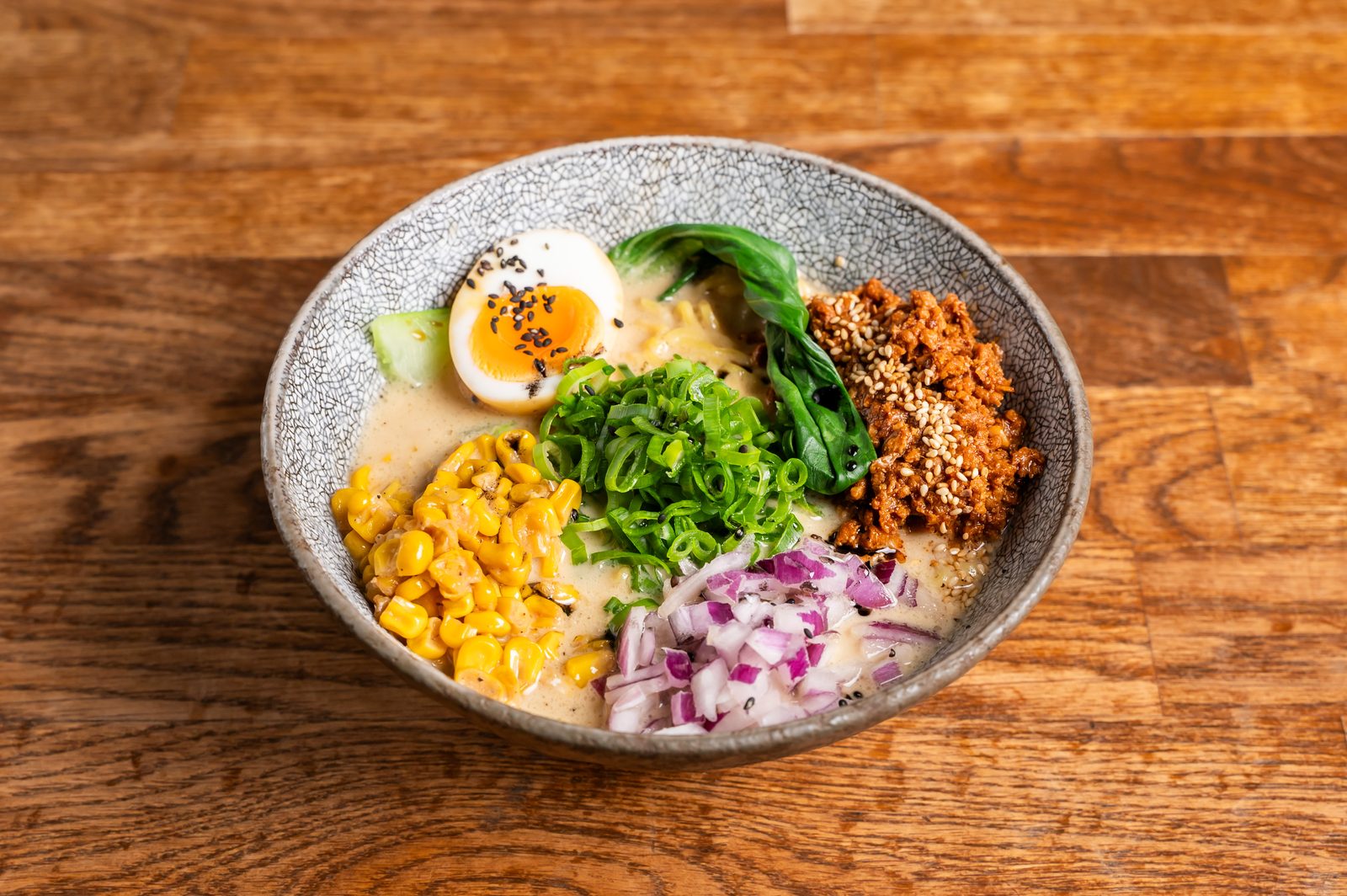 Miso Ramen mit Mais, Ajitama Ei und Schalotten im DAIKAN