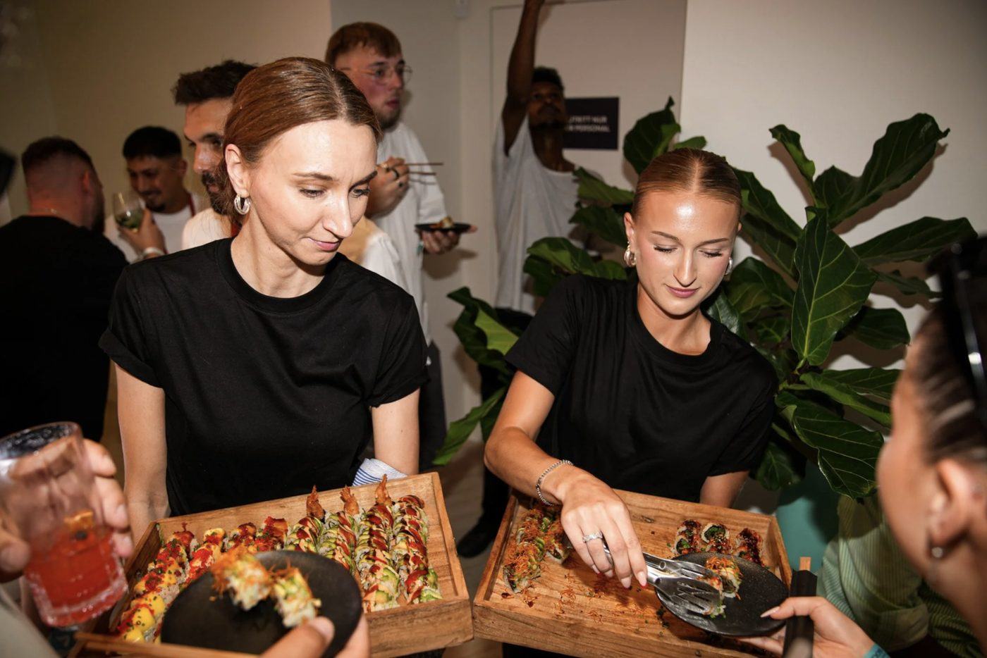 DAIKAN Team beim Servieren auf einem Event