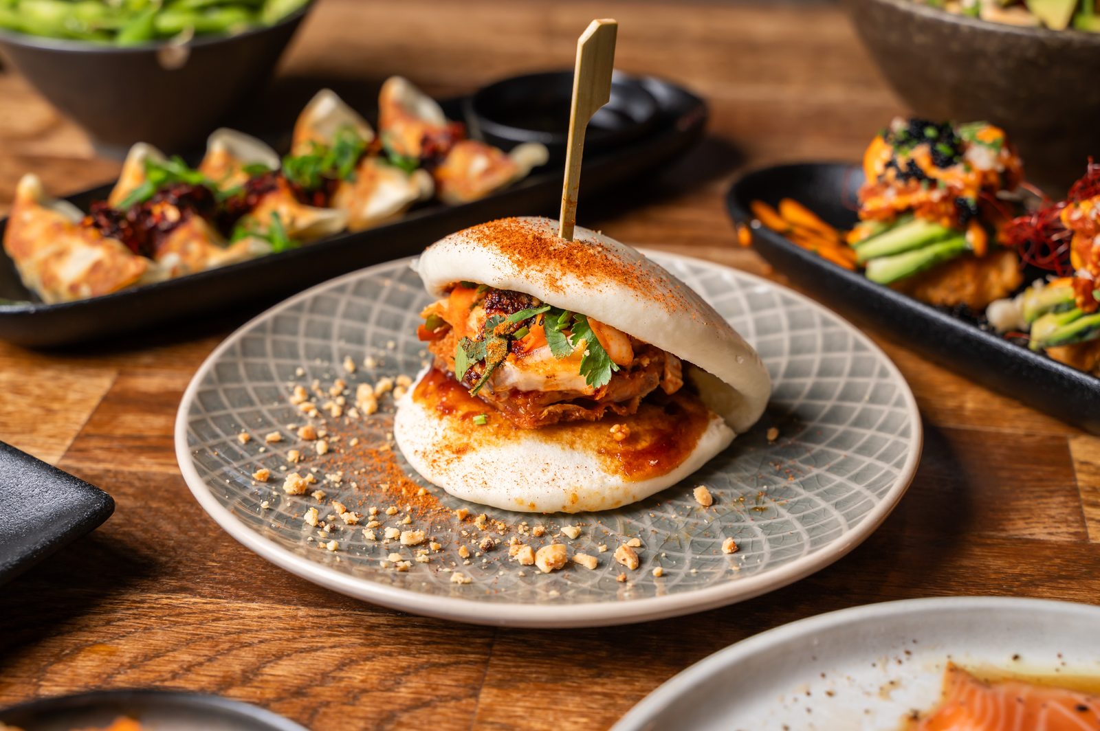 Bao Bun, Rolls und Tapas auf einem Tisch im DAIKAN