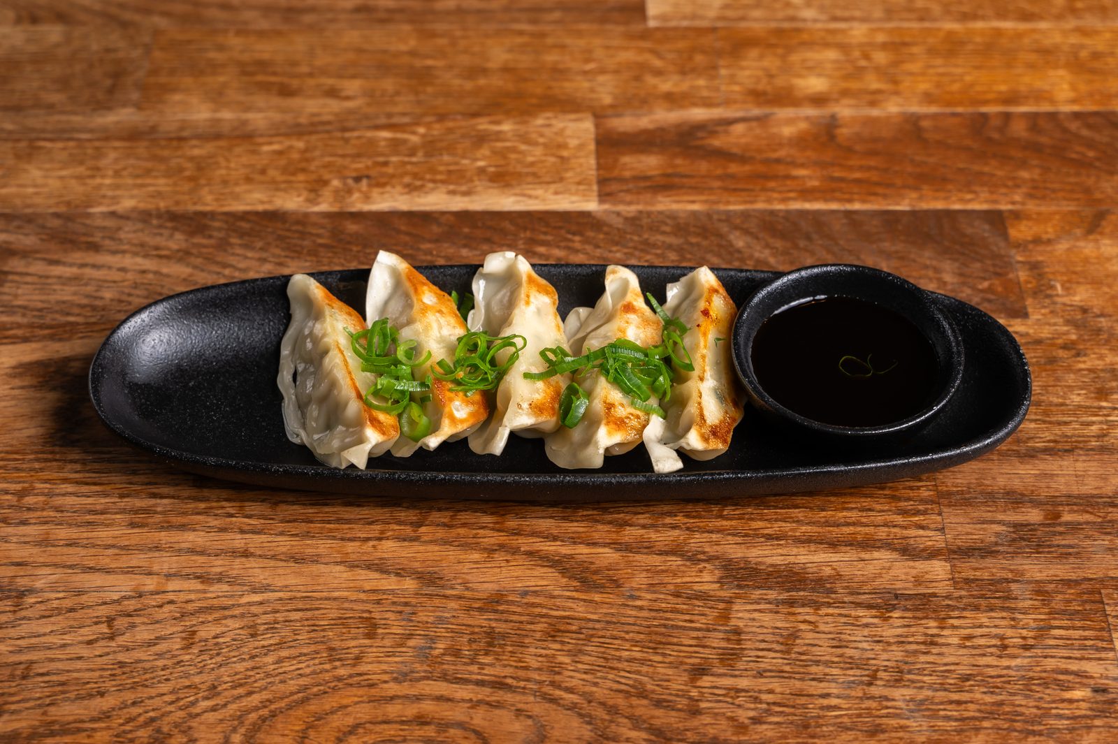 Gyoza mit Dip-Sauce im DAIKAN