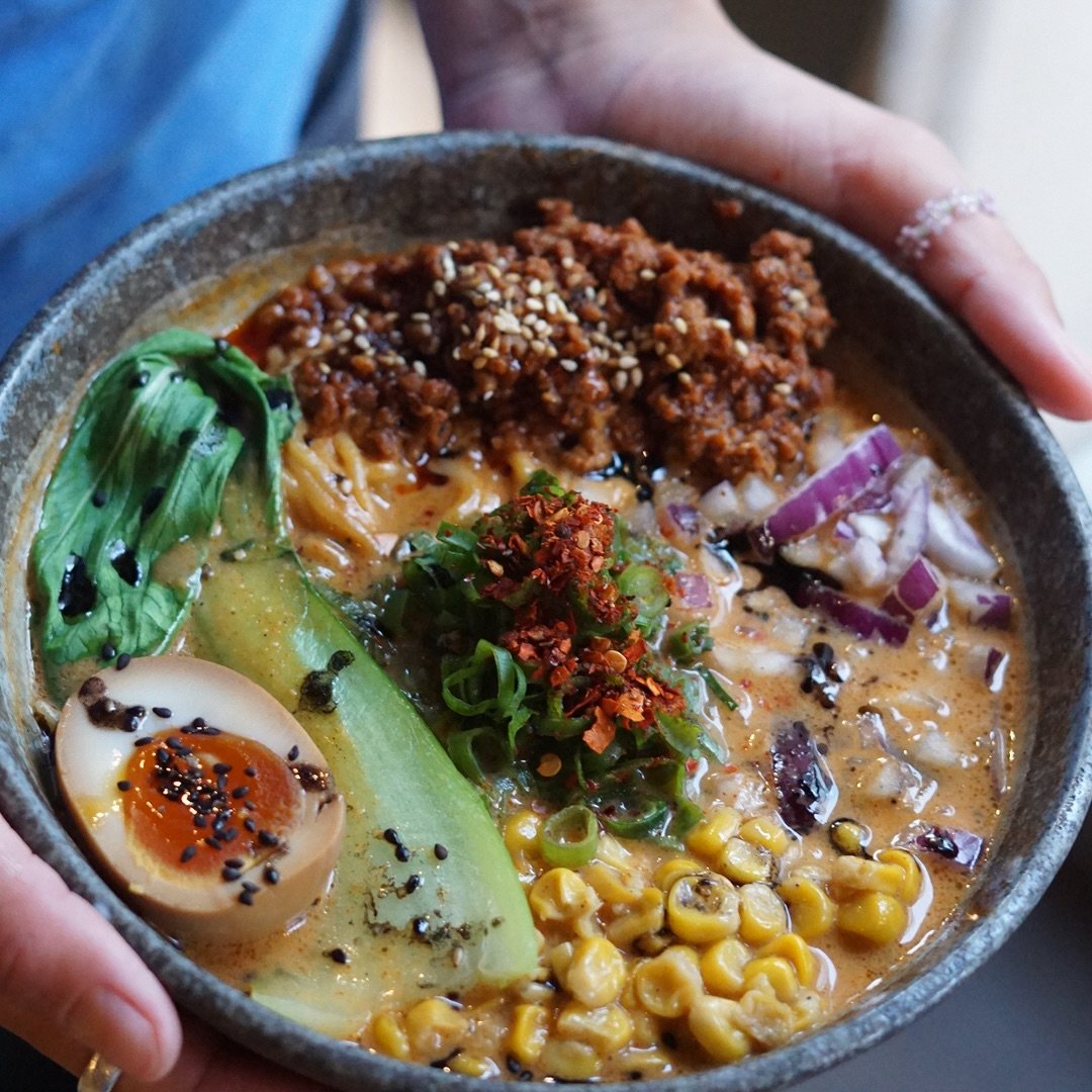 Spicy Miso Tantan Ramen mit Ei, Pak Choi und Mais im DAIKAN Köln