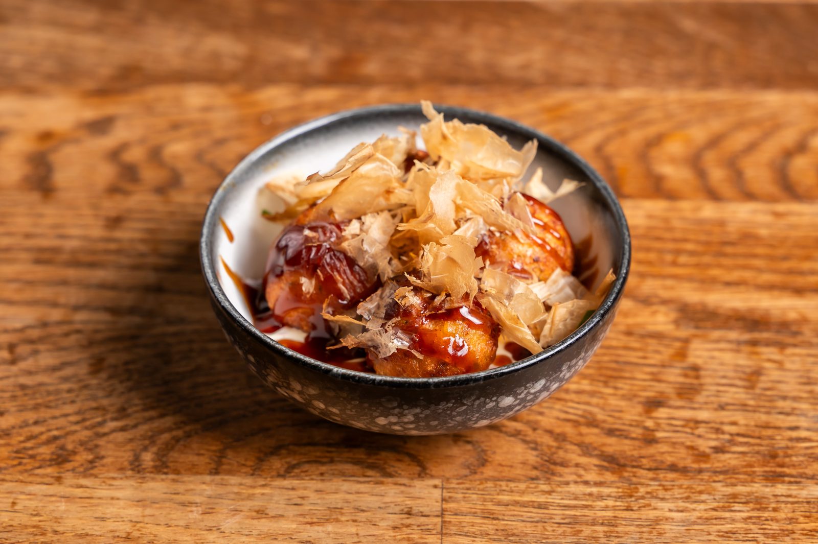 Takoyaki mit Bonito-Flocken im DAIKAN