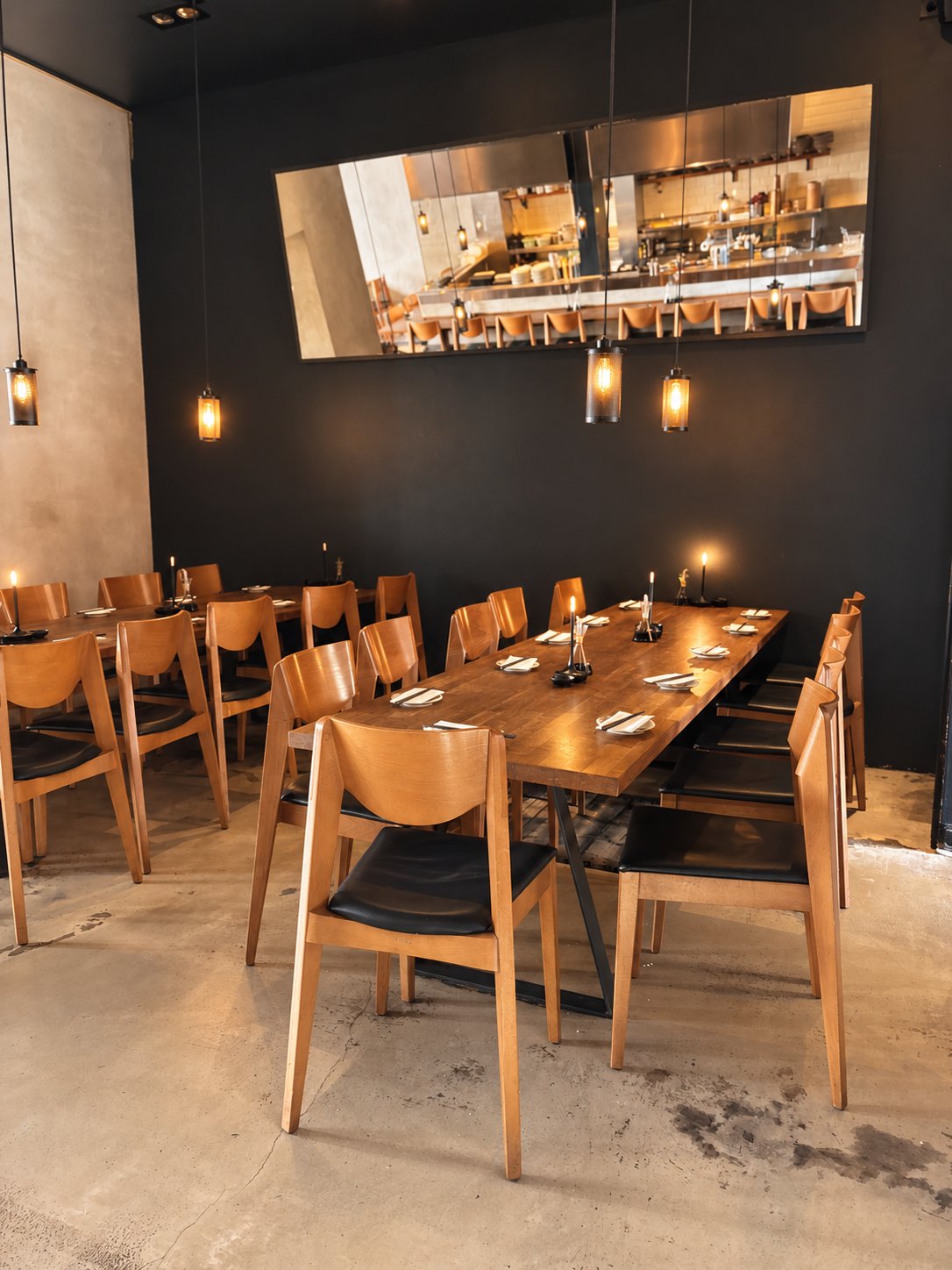 Lange Tafel mit Holzstühlen und Kerzen im DAIKAN Belgisches Viertel
