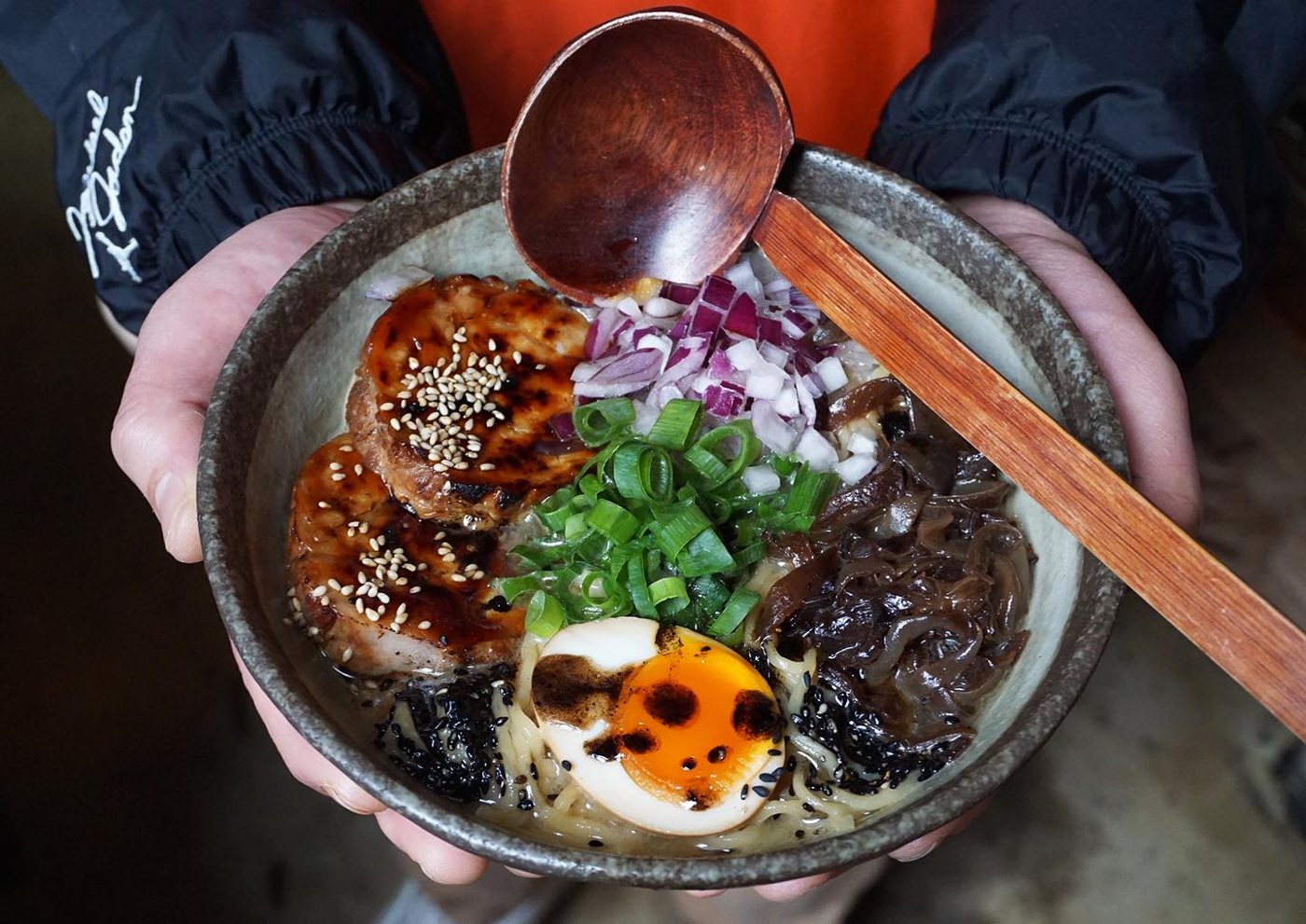 Eine Schale Ramen mit Löffel wird im DAIKAN serviert